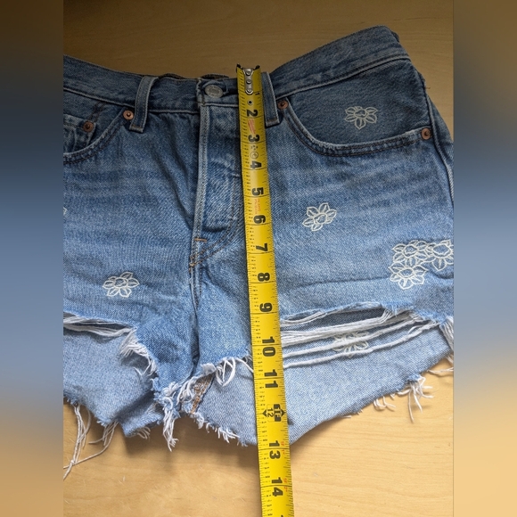 Levi's 501 Women Jeans Mini Shorts Floral Size 26 100% Cotton Washed Blue - Picture 11 of 11